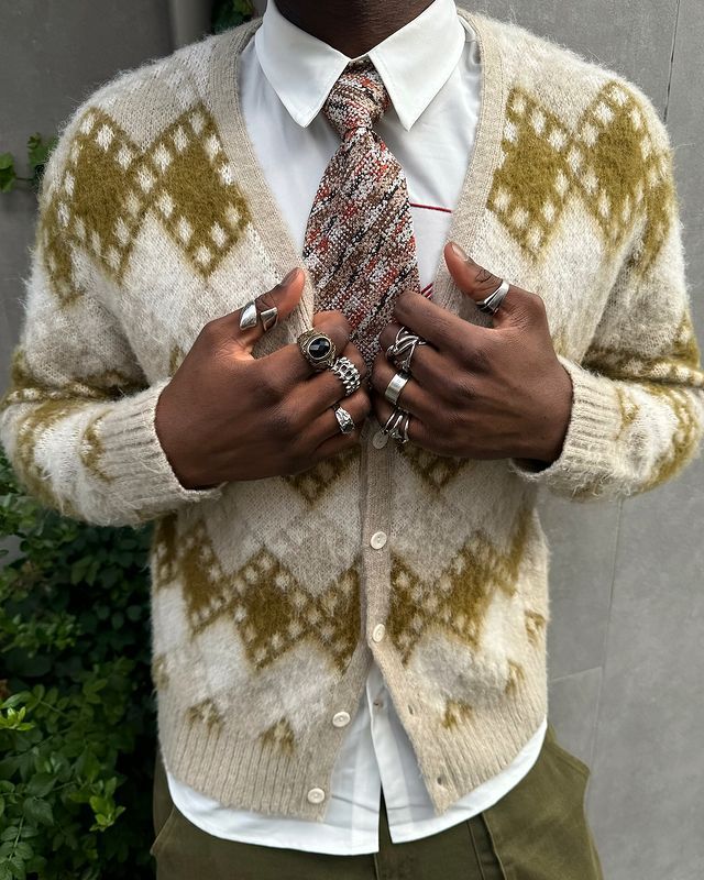 SWEATERS & CARDIGANS